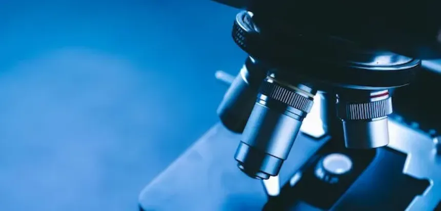 Microscopio de laboratorio: limpieza y esterilización